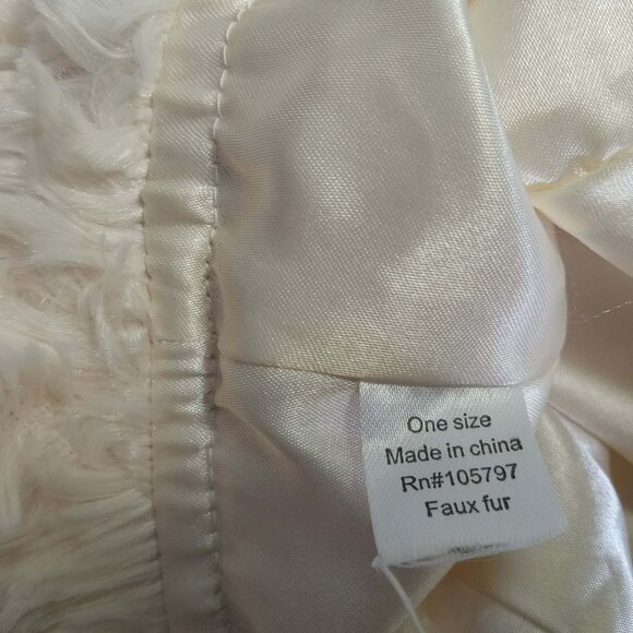 Beautiful hat in faux fur with rosettes - Picture 4 of 6